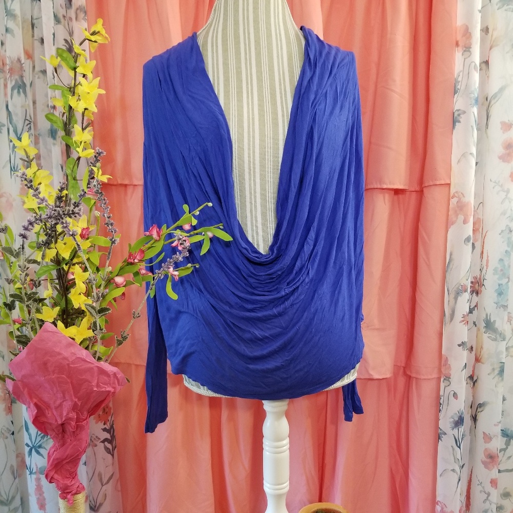 🌻🌺🌻CUTE LOW NECK CUT SCOOP TOP!!